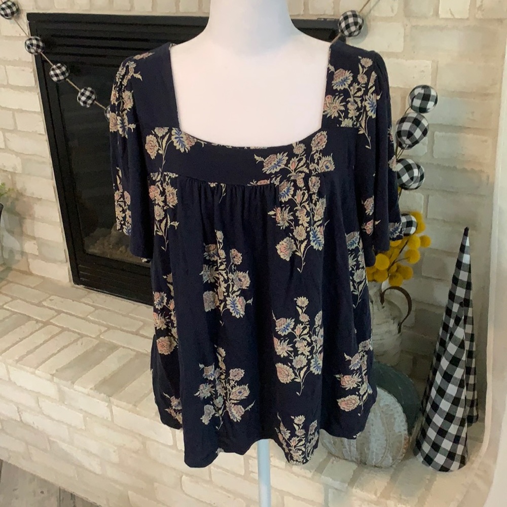 Lucky XL, navy blue with floral, loose fitting